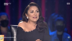 Andra, ținută cu o croială spectaculoasă în finala de la Românii au talent! Rochia neagră este crăpată până sus pe piciorul drept | FOTO