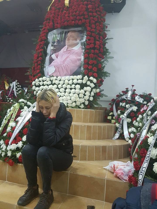 Iustina, iubita din Austria, i-a îmbogățit pe lăutarii de la căpătâiul lui Maharu! Câți bani le-a dat + A intrat cu o coroană uriașă