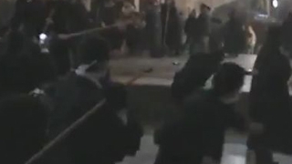 VIDEO S-au incins spiritele inainte de Craciun! Bataie cu maturi intre preoti in Biserica Nasterii Domnului din Betleem