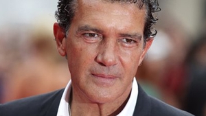 ANTONIO BANDERAS a fost dus de urgenţă la spital! Actorul a simţit o durere puternică în piept în timp ce făcea sport