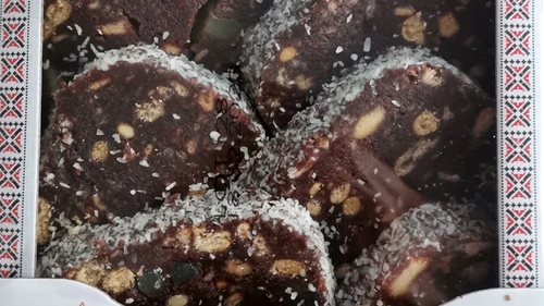 Din ce este făcut cel mai popular salam de biscuiți din România, de fapt. Se găsește în toate supermarket-urile din țara noastră, dar ce scrie pe etichetă?