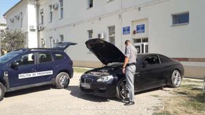 Polițiștii au văzut un BMW seria 6 suspect, în curtea unui român din Borșa. Când s-au apropiat, au avut un șoc