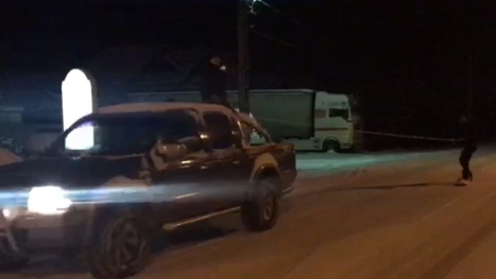 VIDEO. Sport extrem pe o stradă din Motru. S-a dat cu placa, pe zăpadă, tras de o mașină
