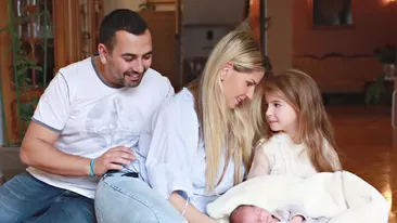 Andreea Bănică, pictorial emoţionant cu micuţul Noah: ”Prima lui şedinţă foto!”