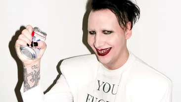 Marilyn Manson, transportat de urgenţă la spital!  Un element din decor s-a prăbuşit peste el, în timpul concertului