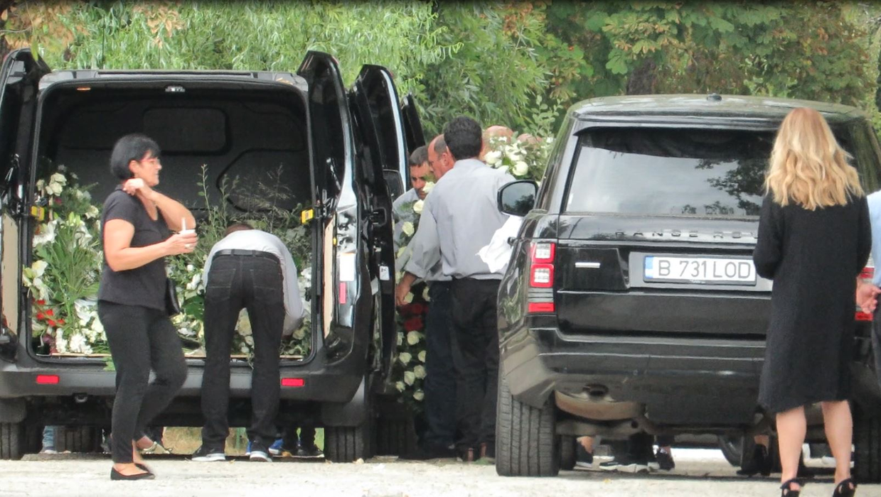 Sute de flori și coroane au fost depuse la mormântul soacrei lui Olăroiu
