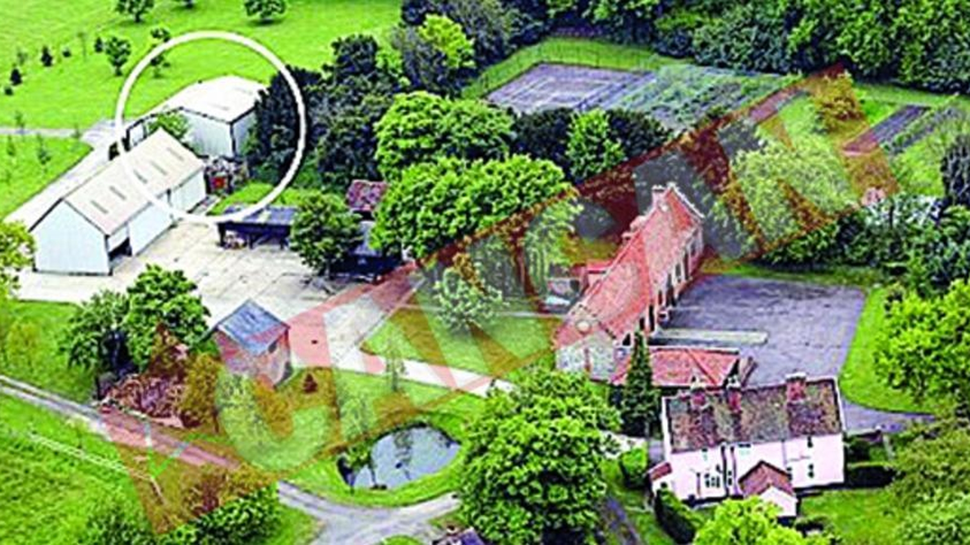 Isi tine hainele intr-un hangar