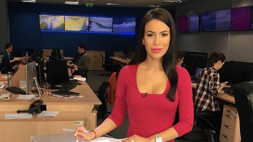 Are salariu de ştiristă la ”Dolce Sport”, dar îşi face orice moft. Ea e prezentatoarea TV care are genţi şi acarete de peste 50.000 de E!  Alexandra Popescu e mega-operată, se plimbă prin vacanţe ultra-scumpe şi nu e deloc ”deranjată” să se laude cu toate astea: îi place mult „afirmatoreala”! :):)