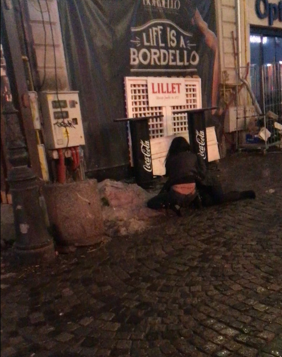 Tinerele cad pe jos în Centrul Vechi, de la atâta băutură