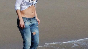 VIDEO S-a pipait pe sani la plaja, in timp ce isi etala abdomenul lucrat! Jennifer Lopez este mai sexy decat o pustoaica de 20 de ani!