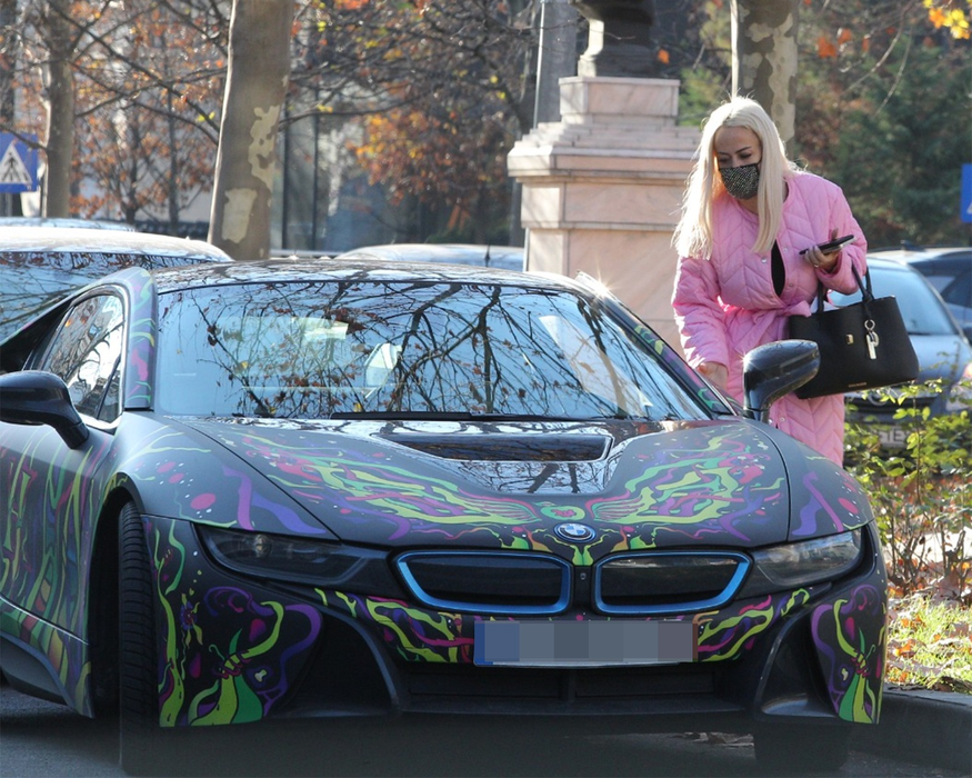 Anda Adam a ajuns la BMW-ul ei colantat