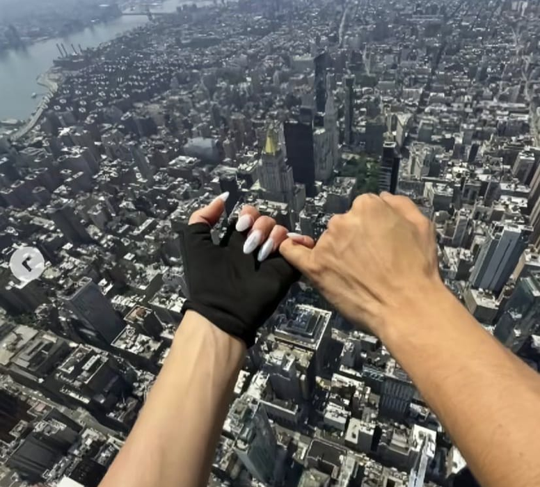 Cerere în căsătorie pe Empire State Building. Cine sunt cei 2 tineri care au escaladat ilegal zgârie-norul din New York
