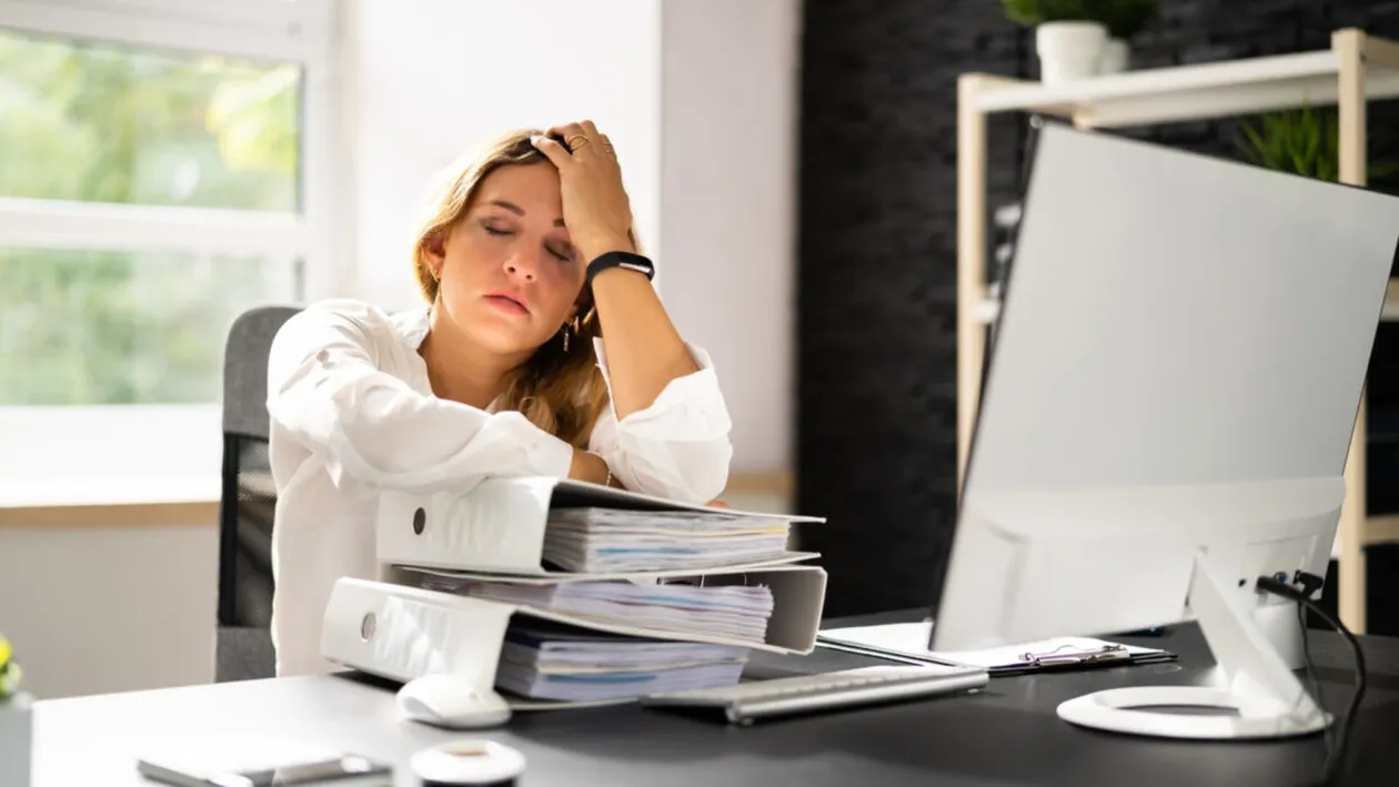 Când poți refuza să mergi la muncă, chiar dacă te cheamă șeful. Legea pe care nu o știi