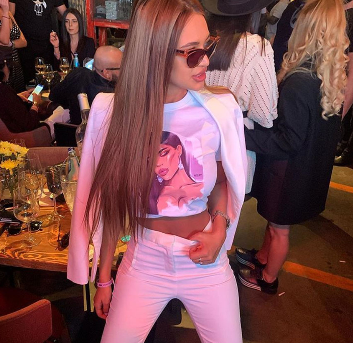 Denisa Ștefania, fiica interlopului “Talanu”, este cea mai nouă senzație din lumea bună. Superba blondă are o relație cu un multimilionar, apropiat de Traian Băsescu