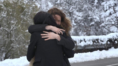 Scene de o durere cumplită în locul în care a murit Anca Pop. Mama şi sora artistei au aprins lumânări
