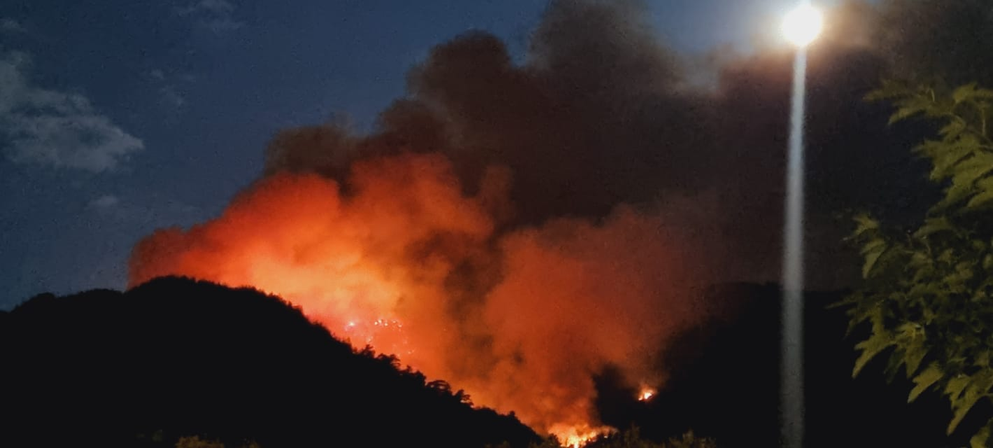 Primele imagini cu incendiul din Thassos. Foto: Facebook