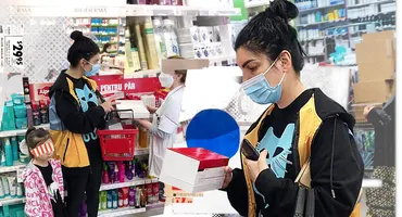 Ce lecție i-a „predat” Andreea Tonciu fetiței sale la farmacie