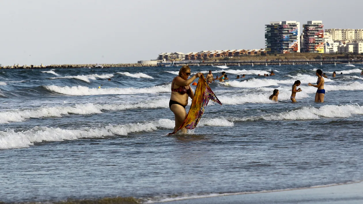 VIORICA de la Clejani, în costum de baie! Cum a apărut vedeta pe litoralul românesc