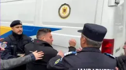 Momente sfâșietoare la procesul elevului criminal din Craiova. Tatăl victimei a lovit cu pumnii duba penitenciarului: „Te omor!”