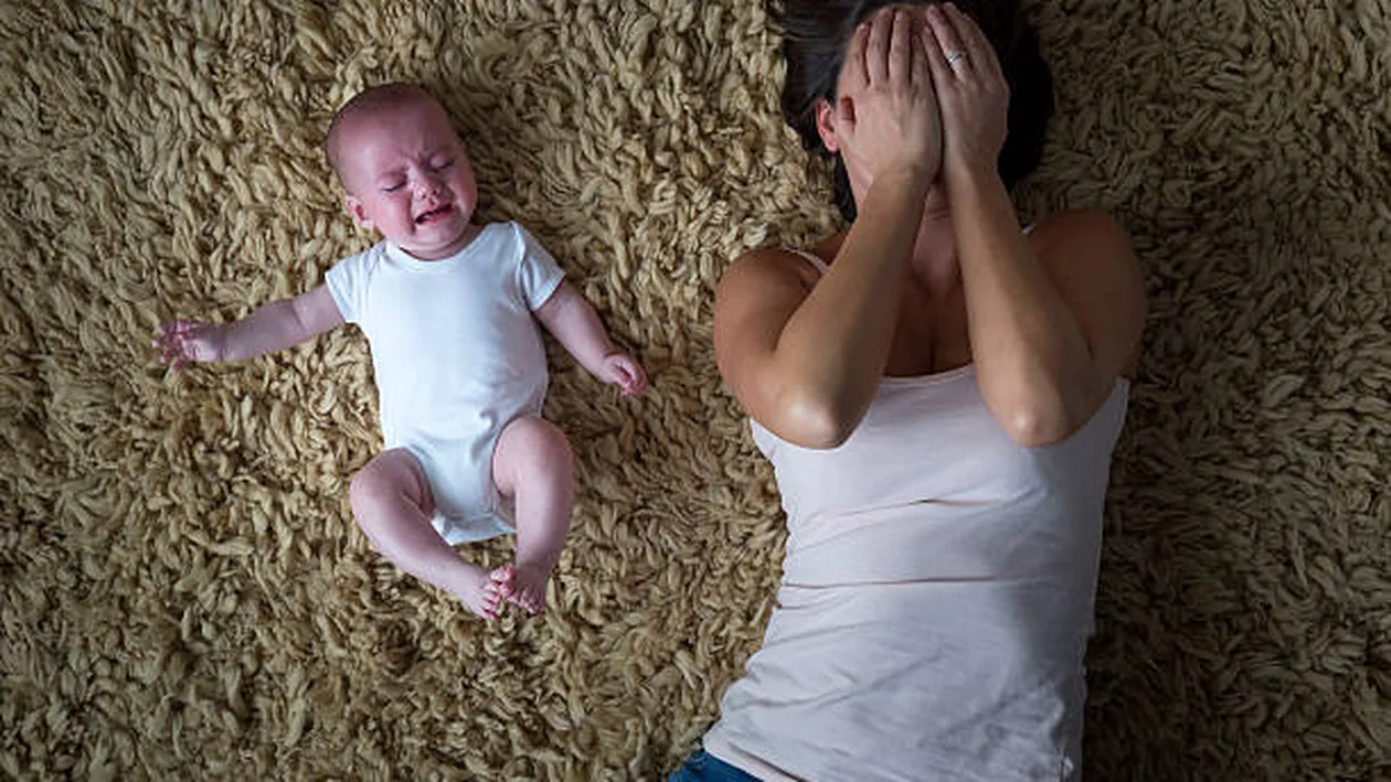 O mamă depresivă și-a aruncat copiii pe geam, apoi a sărit în gol. După ce a căzut, femeia a continuat să-i rănească pe cei mici