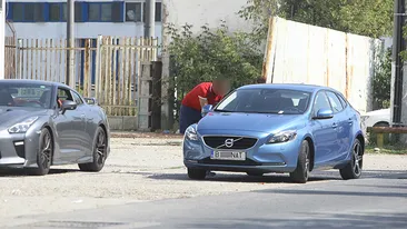 Am filmat întreaga scenă pe şoseaua de centură! Proaspăt divorţată, cunoscuta prezentatoare TV a fost ”agăţată” în trafic de un mic milionar…