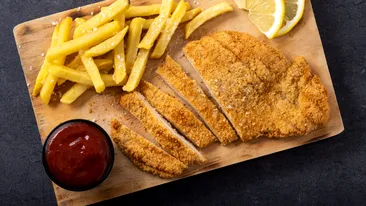 Greșeala care îți face șnițelele gumoase și amare. Ce condiment nu trebuie să mai folosești niciodată