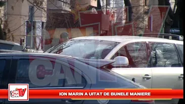 Ion Marin a uitat de bunele maniere! A scuipat pe strada in timp ce mergea la o intalnire