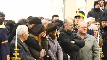 O armata de oameni i-a spus adio studentei care a murit zdrobita si degerata in munti! Care a fost MARELE ABSENT?