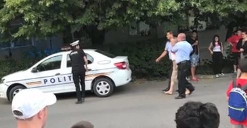 Scene șocante în Buftea! Un bărbat și-a înjunghiat soția în fața copilului! Femeia a alergat rănită pe stradă, iar soțul o urmărea