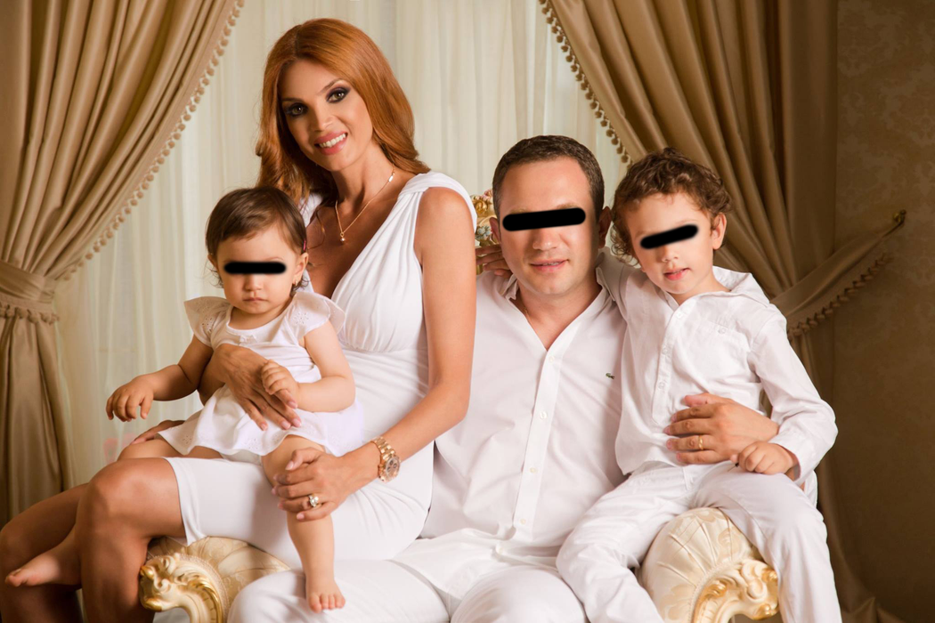 Cristina Spătar şi soţul ei au divorţat în vara acestui an, după 8 ani de căsnicie, dar locuiesc în aceeaşi casă alături de copiii lor: Albert (7 ani) şi Aida (4 ani)