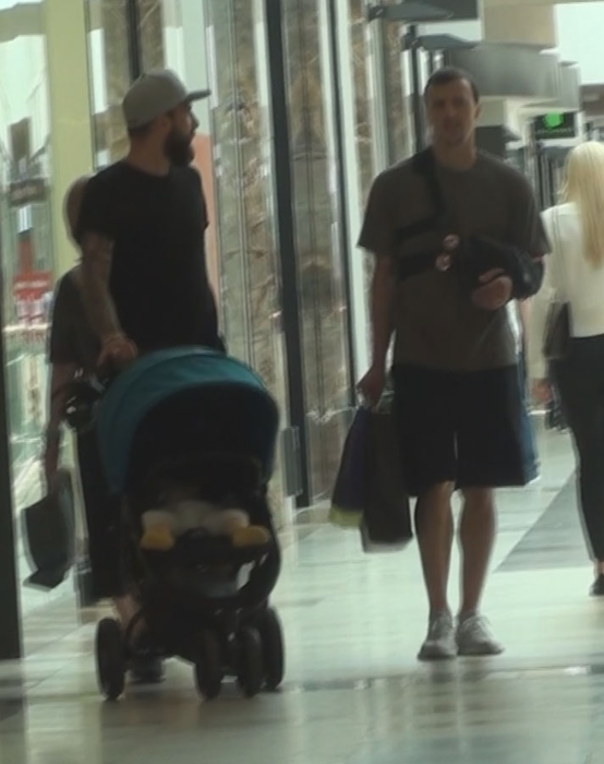 Operat la umăr, Vlad Chiricheș s-a relaxat în mall, în compania unui prieten
