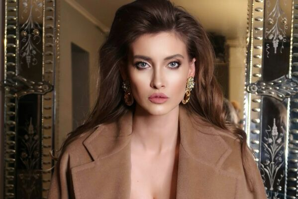 Iulia Albu își caută bonă. Iată care sunt condițiile impuse de vedetă: ”De preferat să fie cu...”