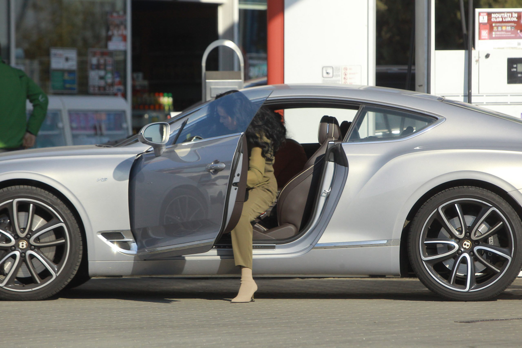 Ioana Năstase poartă o geantă Hermes Birkin în valoare de aproximativ 30.000 de euro / Sursă foto: CANCAN.RO