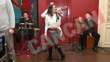 Analia Selis s-a dat cu insecticid pe par