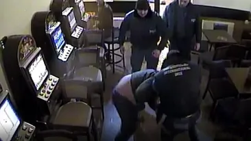 IMAGINI ȘOCANTE. Trei bodyguarzi snopesc în bătaie doi clienți ai unui bar, în Arad. Detalii exclusive din anchetă