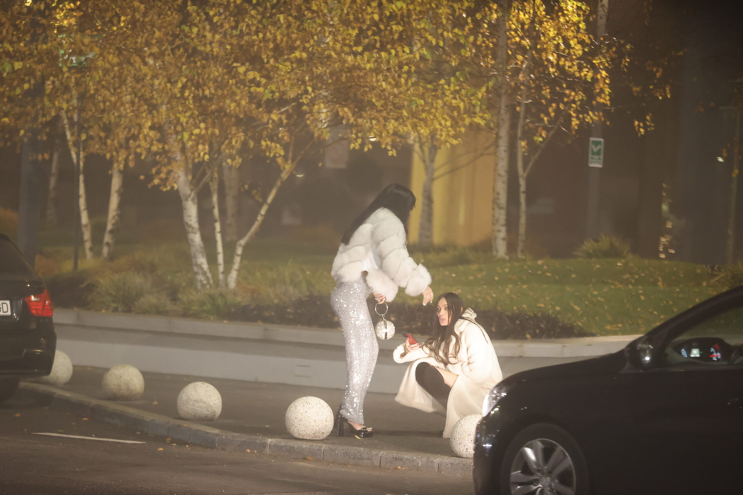 Alina Pușcău și Olga Barcari, duo de senzație! After-party la sol, direct pe trotuar