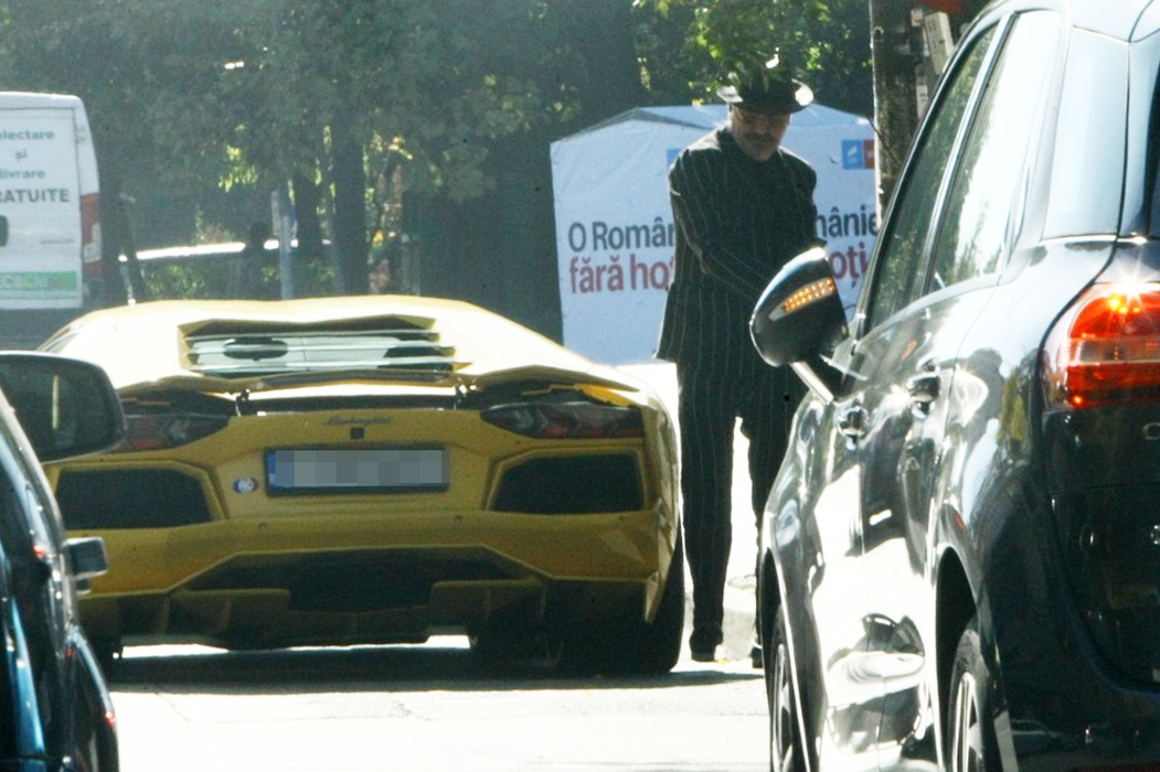 Dan Nicorescu, în vizită la bancă, la bordul unui Lamborghini Aventador