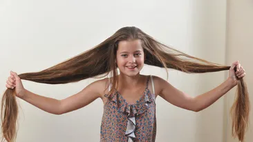 O fetita cu par de 90 de centimetri se tunde pentru copiii bolnavi de cancer