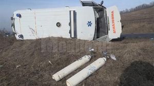 Accidente incredibile pe E85: o maşină a răsturnat o ambulanţă şi un tir a intrat într-o coloană