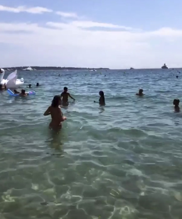 Bianca Drăguşanu şi Tristan Tate se relaxează în apa caldă a mării. Sursa foto: Instagram