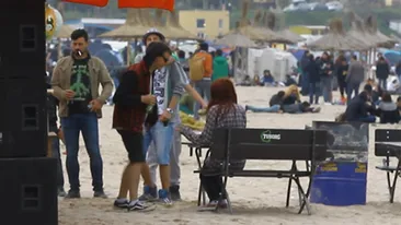 Noua distractie de la mare! Ce fac acesti tineri pe plaja, cu o sticla de bere in mana, in vazul tuturor