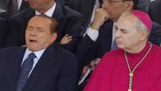 Berlusconi ce plictisit esti! Premierul italian a dormit la slujba de beatificare a Papei Ioan Paul al II-lea!