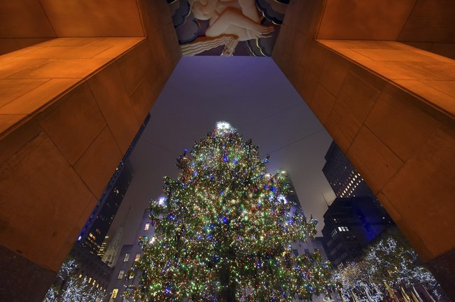 S-au aprins luminiţele în celebrul Rockefeller Center din New York! Vezi cum arată bradul din acest an. Imaginile sunt spectaculoase
