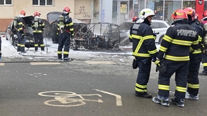 Mașina care a luat foc în Sectorul 6 al Capitalei era electrică. Femeia care se afla în ea nu a mai putut fi salvată