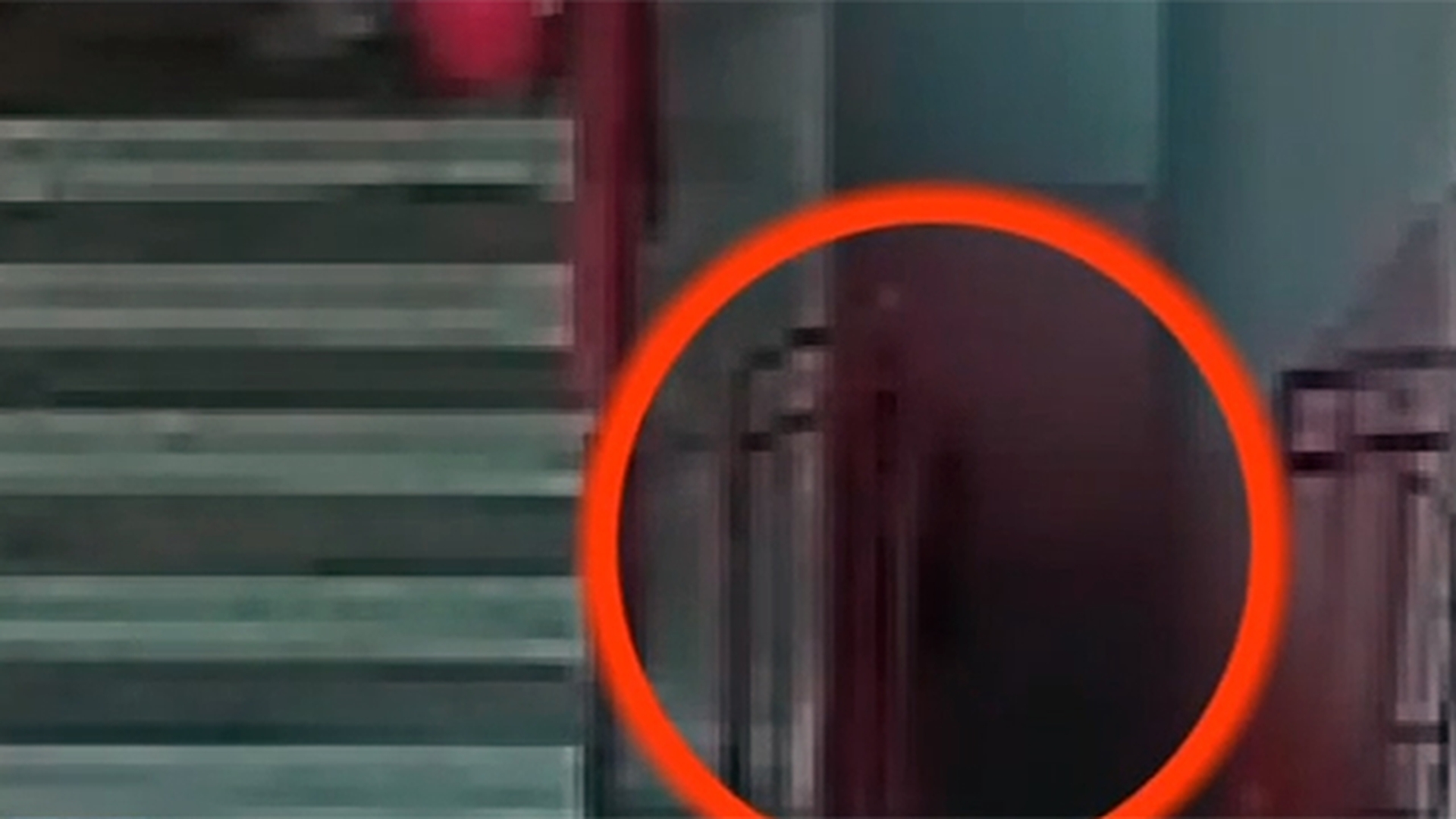 VIDEO Culmea nesimtirii in Romania! O femeie de serviciu a fost filmata facand ASTA intr-o scara de bloc