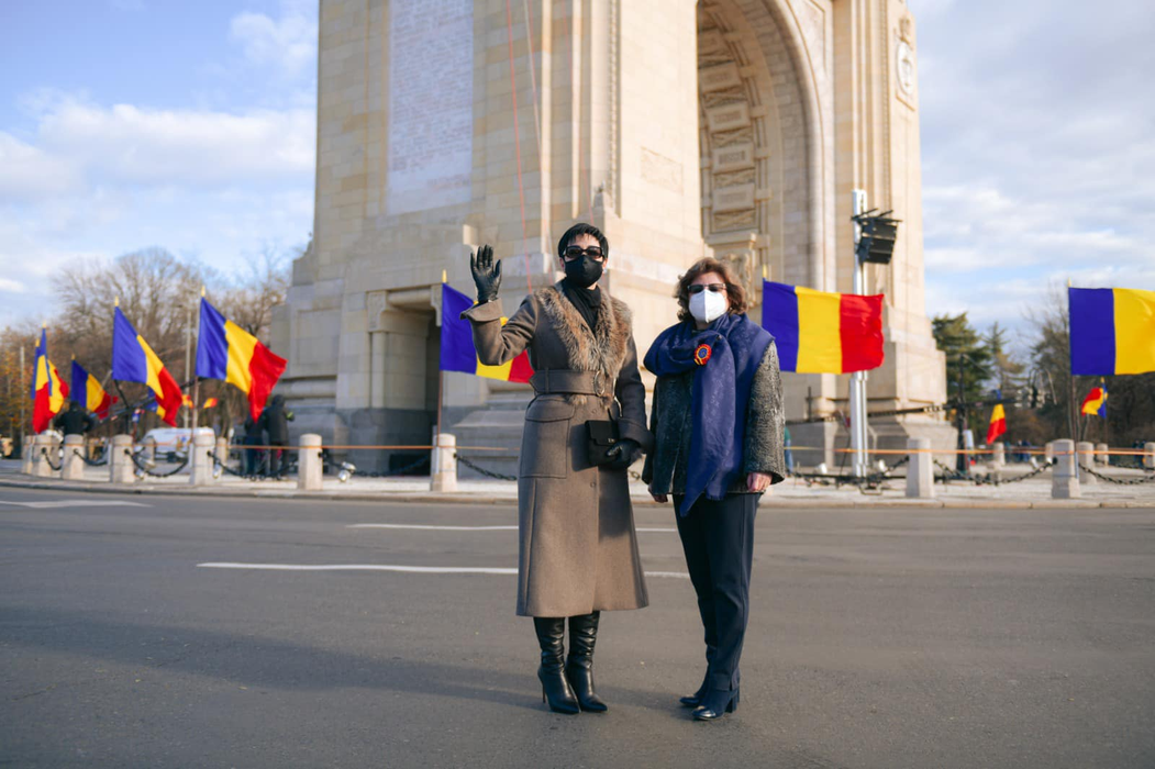 Cine e femeia care a stat lângă Klaus Iohannis la parada militară de 1 decembrie? Prezenţa sa nu a trecut neobservată. FOTO