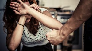 Femeie terorizată de fostul iubit la Constanța! Bătută cu bara de fier și bâta