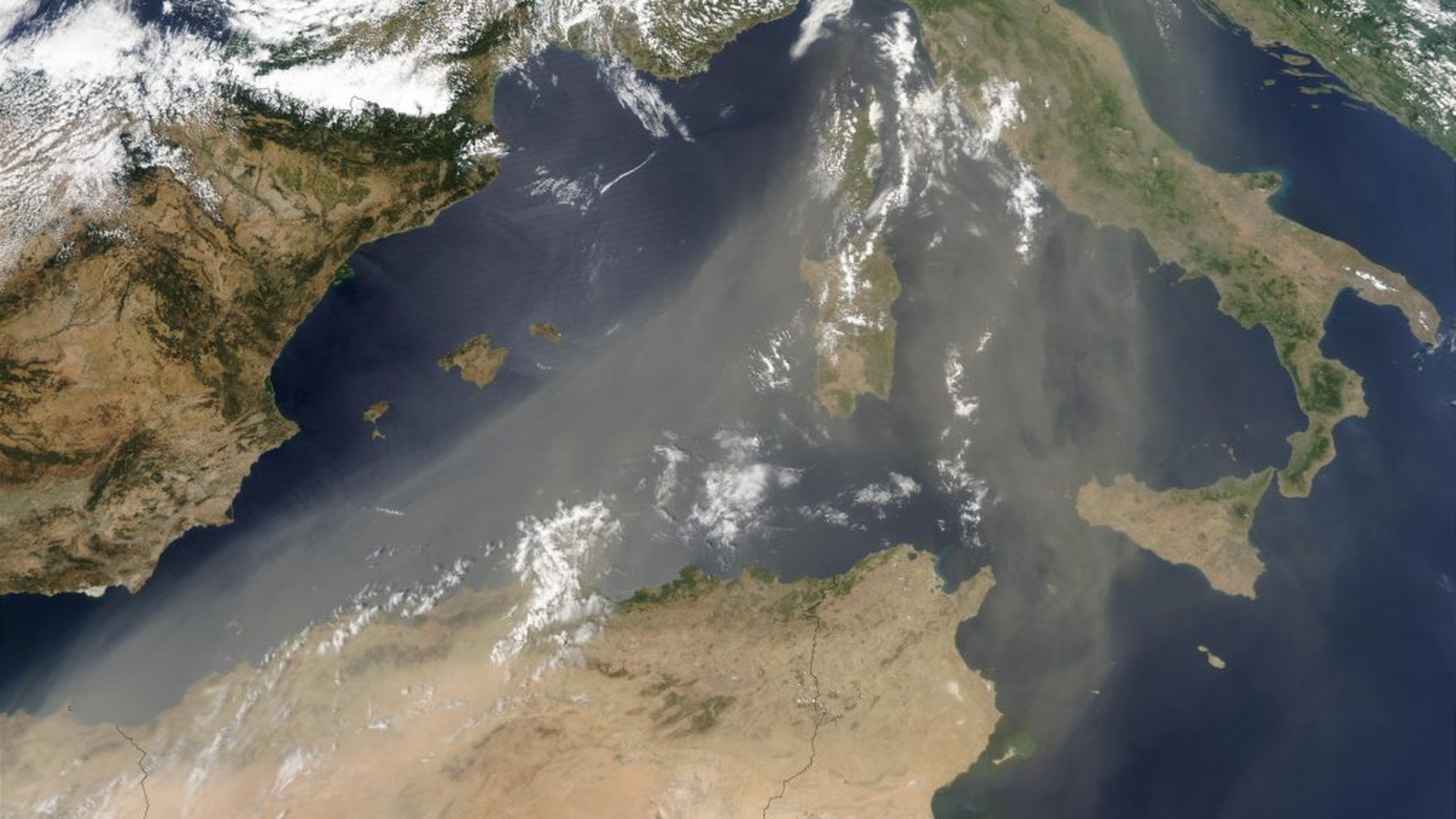 Avertisment de la meteorologi! Nor de praf saharian peste România. De ce ne putem îmbolnăvi