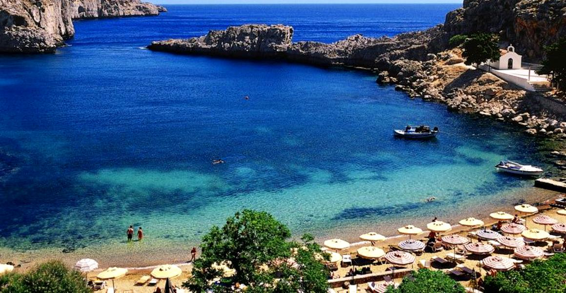 ”Premiantele” milionarului aveau bonus o vacanță pe iaht în Grecia