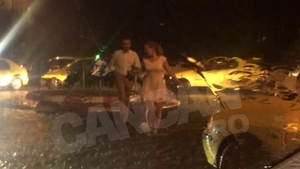 Imagini fabuloase la iesirea din cluburile de fite din Mamaia. Si-au abandonat pantofii cu toc si au alergat prin ploaie!